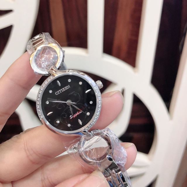 Đồng Hồ Nữ CiTiZen Lắc Tay 7137L Viền Hạt