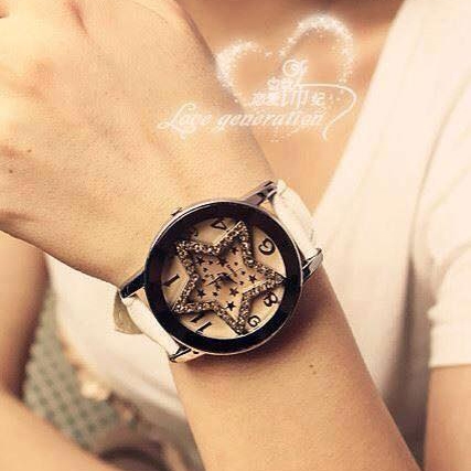 Đồng hồ hình ngôi sao tuyệt đẹp, kính đa giác lồi bắt sáng