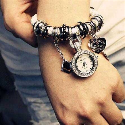 Đồng Hồ Lắc Tay Độc Lạ Cho Bạn Nữ