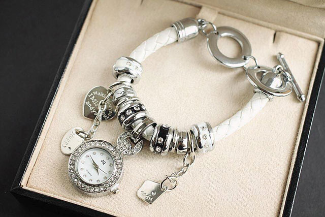 Đồng Hồ Lắc Tay Độc Lạ Cho Bạn Nữ