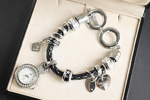 đồng hồ lắc tay độc đáo